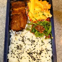 梅酢豚角煮、イカ明太クリームペンネ、豆苗鰹節ポン酢、ごま塩弁当11/17|まりっぺ2025さん