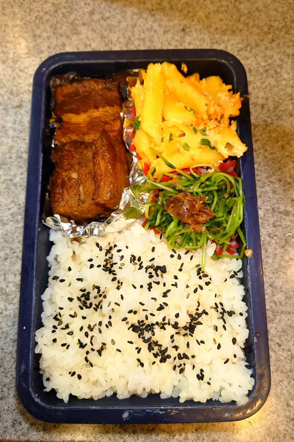 梅酢豚角煮、イカ明太クリームペンネ、豆苗鰹節ポン酢、ごま塩弁当11/17|まりっぺ2025さん