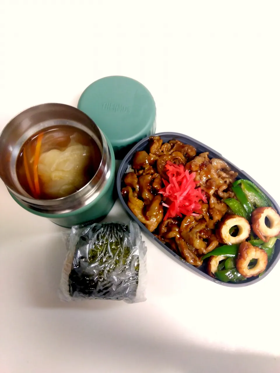 スタミナ丼、竹輪ときゅうりのポン酢炒め、紅生姜、明太子おにぎり、ロールキャベツ入り野菜スープ|mamedaifukuさん