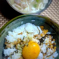 納豆TKGと豚汁|すくらんぶるえっぐさん