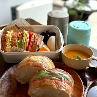 Snapdishの人気料理写真:ひとみん便より➰📦 la maison Cannaの🥖でランチサンド弁当🥪