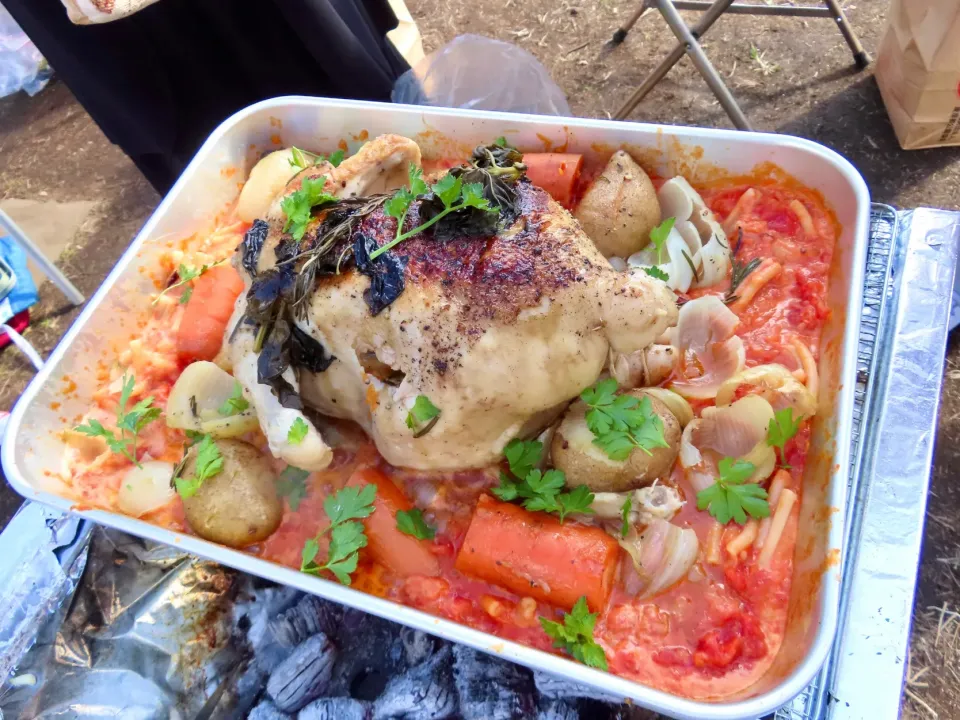 ジャガイモ、にんじん、玉ねぎと一緒に丸鶏をダッジオーブンでで焼いて、トマトクリームソースで。|Takeshi  Nagakiさん