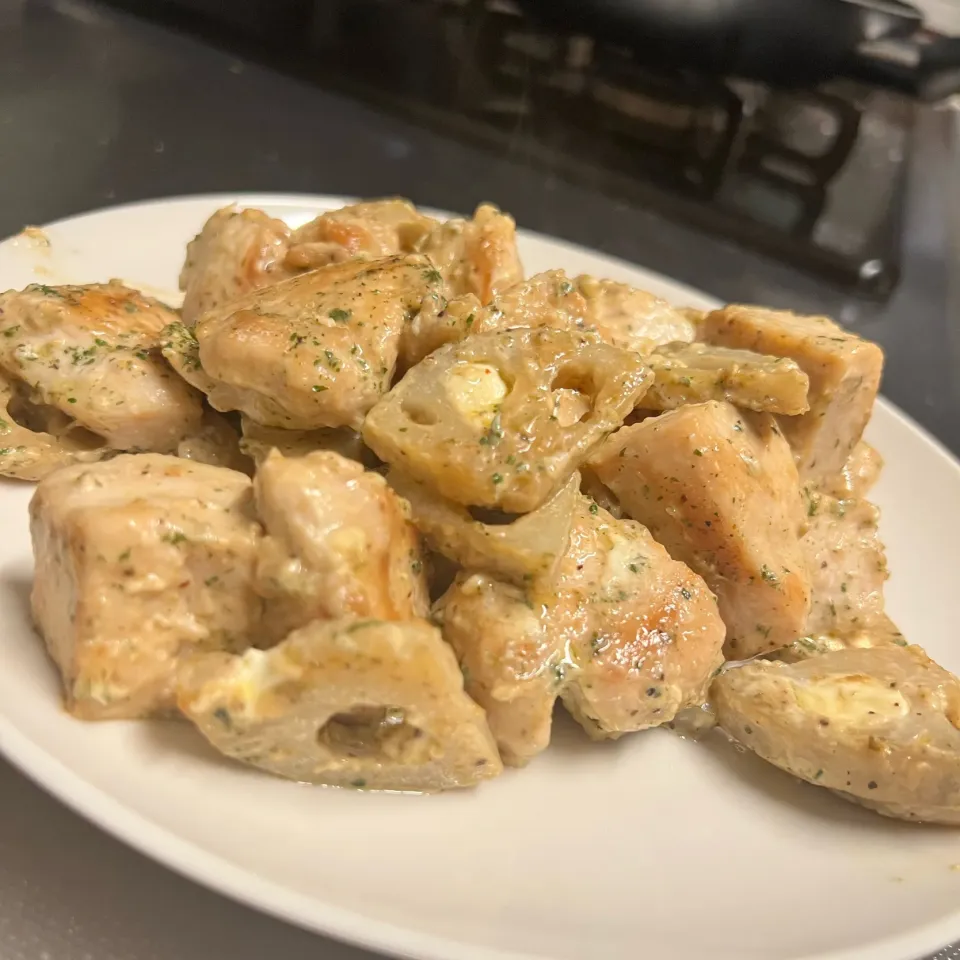 鶏むね肉とレンコンとクリームチーズのクレイジーソルト炒め|リョウさん