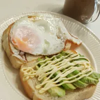 【アボカド＆目玉焼きサンド】|琥珀さん
