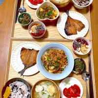 麻婆豆腐＊味味醂干し＊里芋と油揚げのお味噌汁＊赤豆納豆メカブ亜麻仁オイル＊きび砂糖かけトマト＊古代黒豆ご飯＊糠漬けたくあん＊トッピング盛りだくさん豆乳グルト|さくたえさん