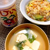 レタス海老きゅうり炒飯とひぃふうみそ汁しじみ☺︎|さくたえさん