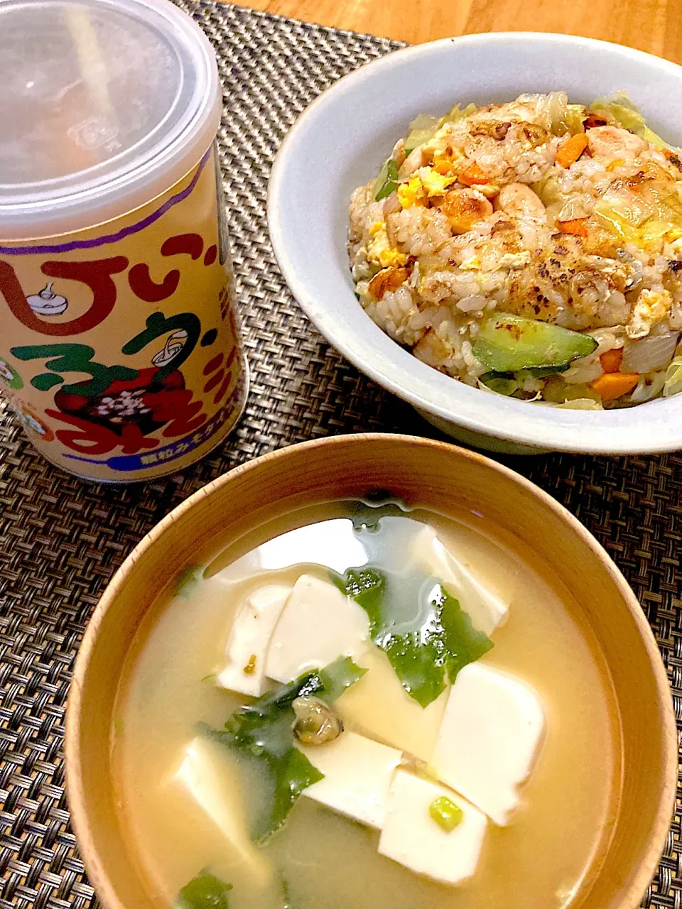 レタス海老きゅうり炒飯とひぃふうみそ汁しじみ☺︎|さくたえさん