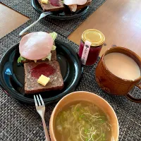 雑穀ココアブレッドにドラゴンフルーツジャム&NZ🇳🇿バターとハムトマトレタス。|さくたえさん