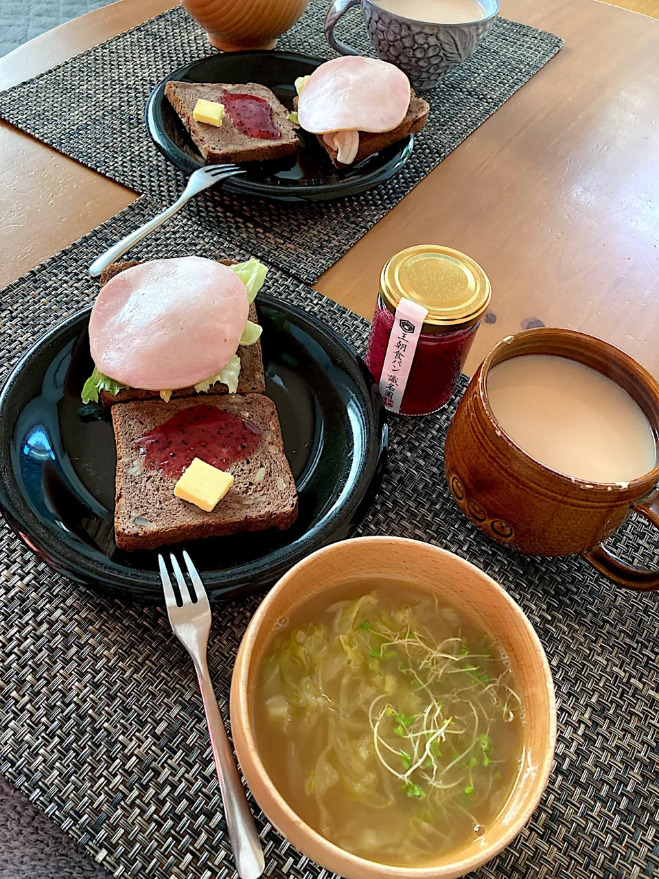 雑穀ココアブレッドにドラゴンフルーツジャム&NZ🇳🇿バターとハムトマトレタス。|さくたえさん