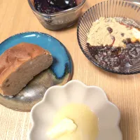 おさかな天国で買った四葉のクローバーの無添加くるみパンに手作りブルーベリージャムと溶かしバターといつものヨーグルト| チョコさん