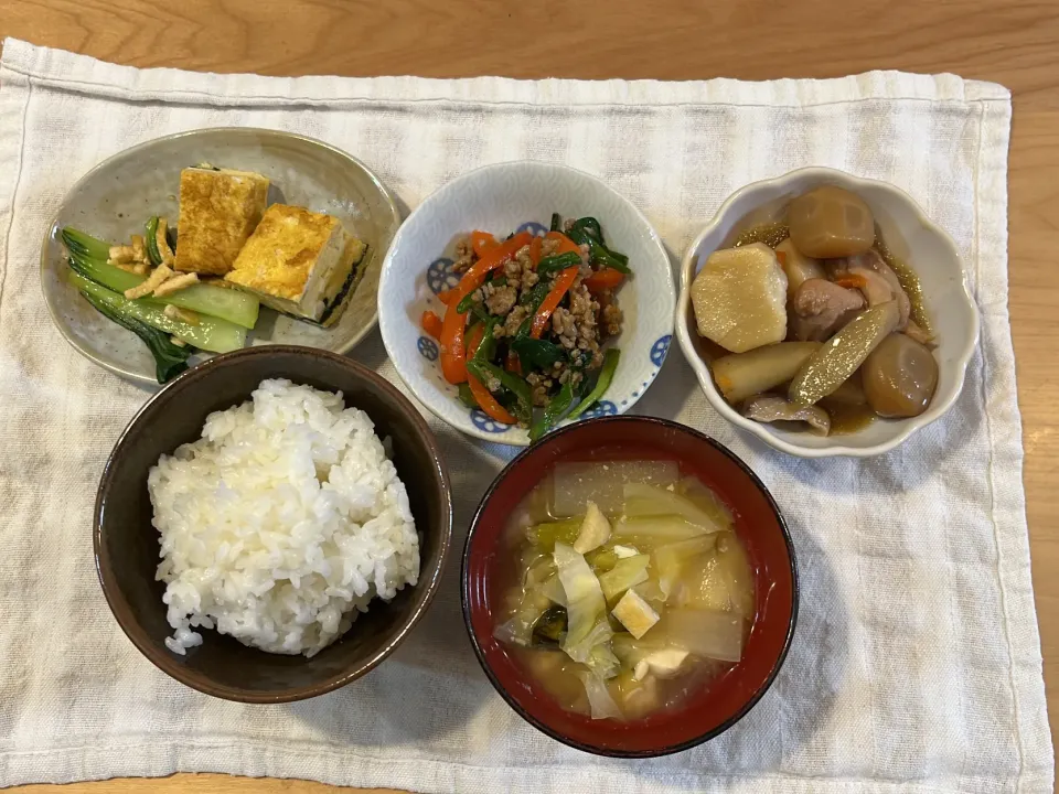 #だし巻き卵 #パプリカピーマン豚肉ニラ炒め #玉こんにゃくと根菜の煮物 キャベツ大根わかめのお味噌汁|しょうママさん