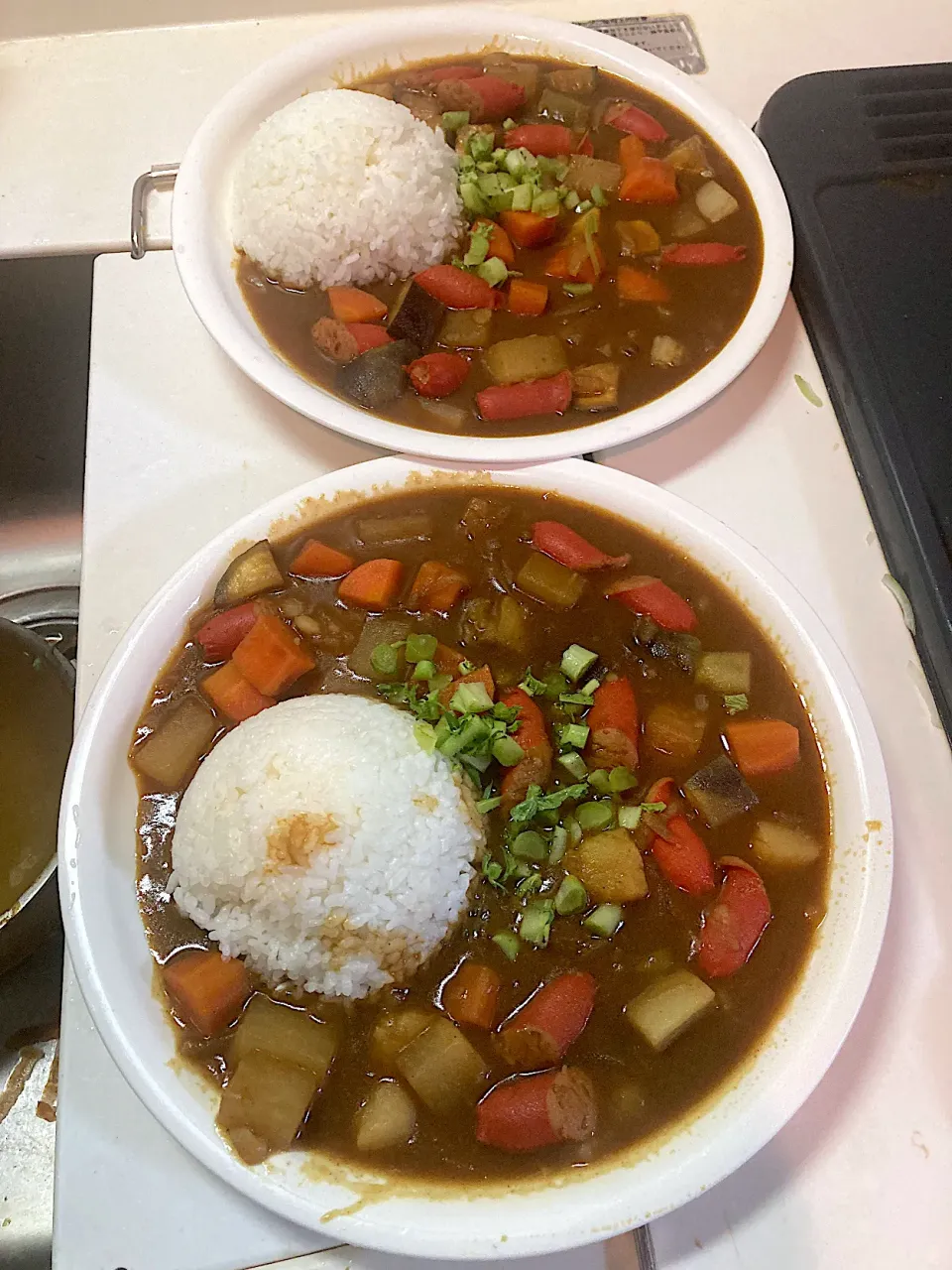 今日の晩ご飯⑥  大皿にご飯をよそり、カレーをかけ、最後に刻んだ大根の茎と葉をのせて出来上がり|なびさん