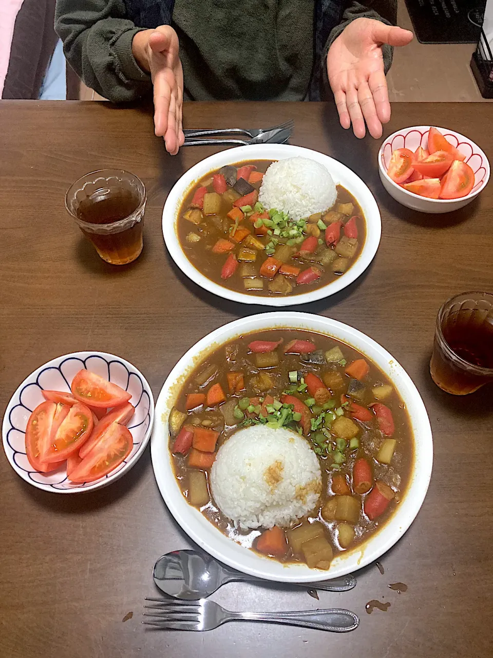 今日の晩ご飯⑦  テーブルにサーブして、トマトサラダとともにいただきまーす😋|なびさん