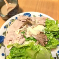 パスタが見えない豚しゃぶサラダ温パスタ🐽／手作り豆乳グルトゴマソースで♡マイタケのガーリックオイルソテー乗っけ|チョコさん