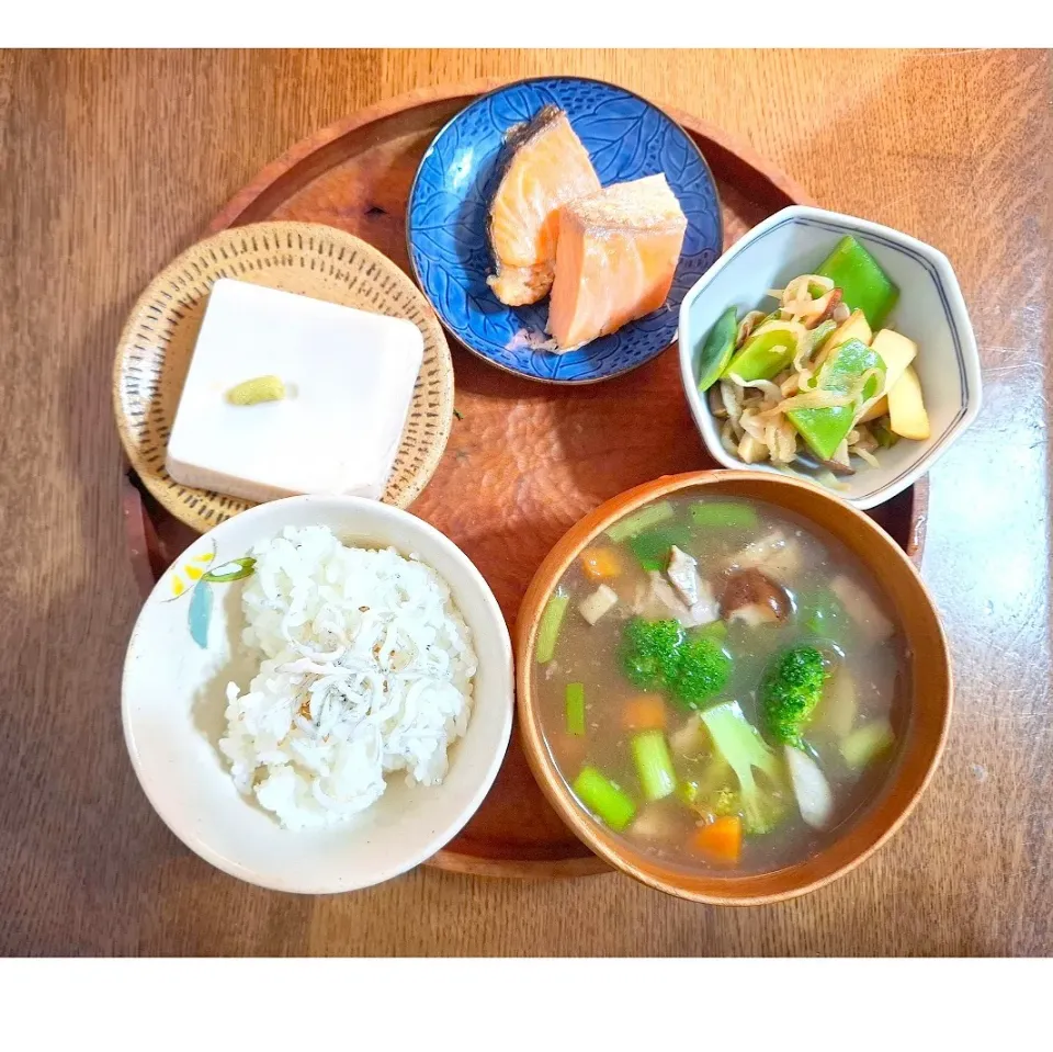 一汁三菜御膳　鶏肉入り根菜汁　焼き鮭　胡麻豆腐　　切り干し大根とモロッコインゲン　茸の中華サラダ|kazさん