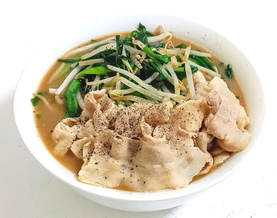 【寒い冬にはこれ！🎯】ニラともやしたっぷりのスタミナ濃厚豚骨ラーメン🤤|Falco*さん