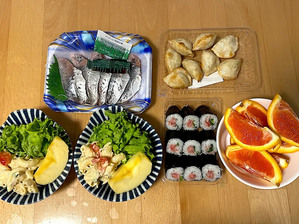 ネギトロ　あじの刺身　餃子揚げ　サラダ　オレンジ|そのみさん