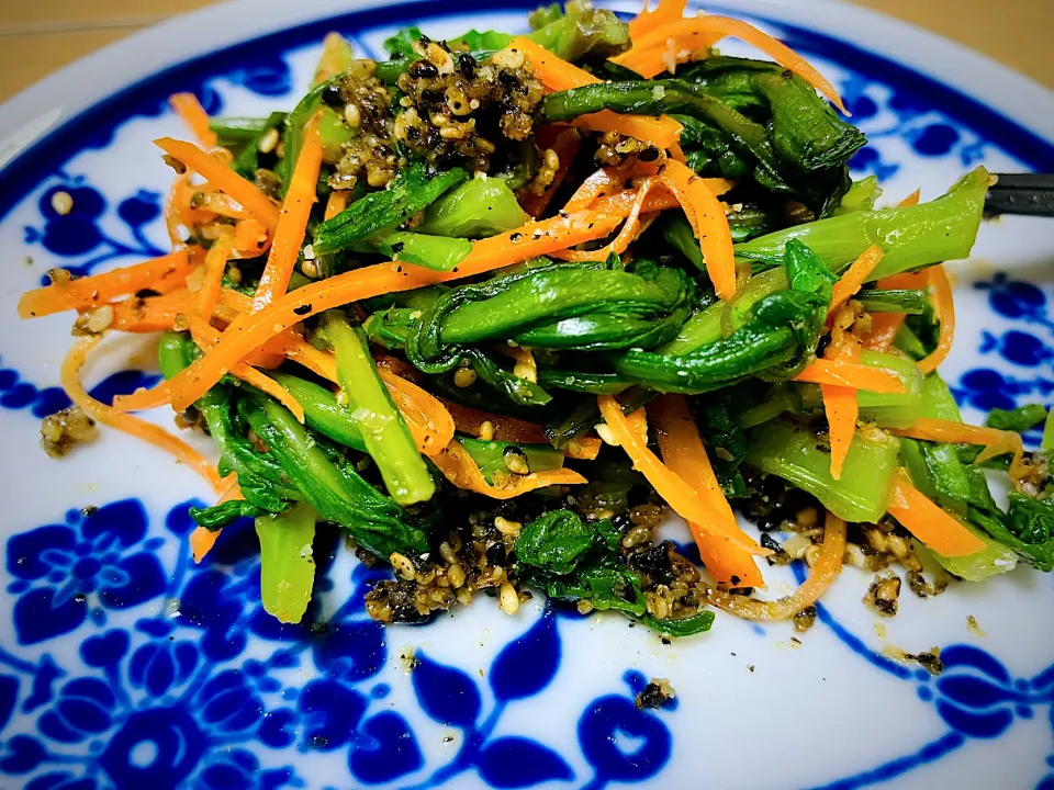 春菊と人参の白黒胡麻和え|ご飯はん♪さん