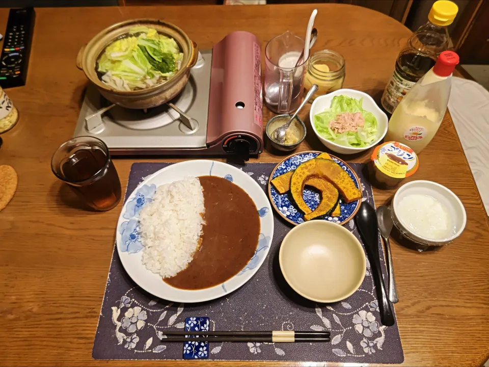 カレーライス、薄切りかぼちゃの素揚げ、簡単寄せ鍋、サラダ、九州沢庵、烏龍茶、ヨーグルト、プリン(夕飯)|enarinさん