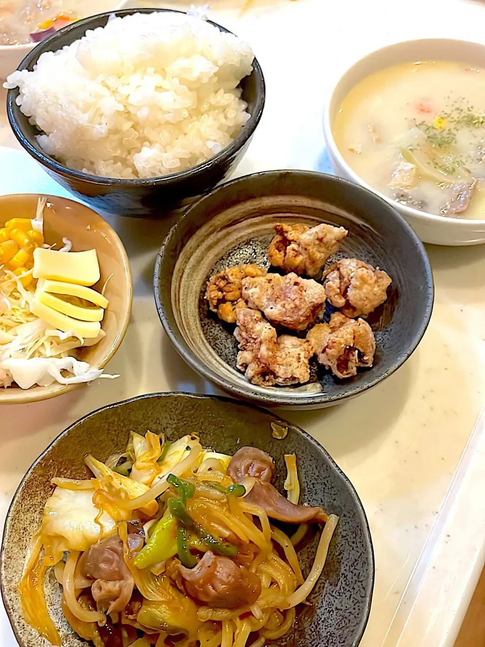 おっさん飯　シチュー　サラダ　砂肝ピリ辛野菜炒め　砂肝の唐揚げ|ひげおやじさん