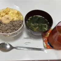 晩御飯☆二色丼☆インスタント味噌汁|Saharaさん