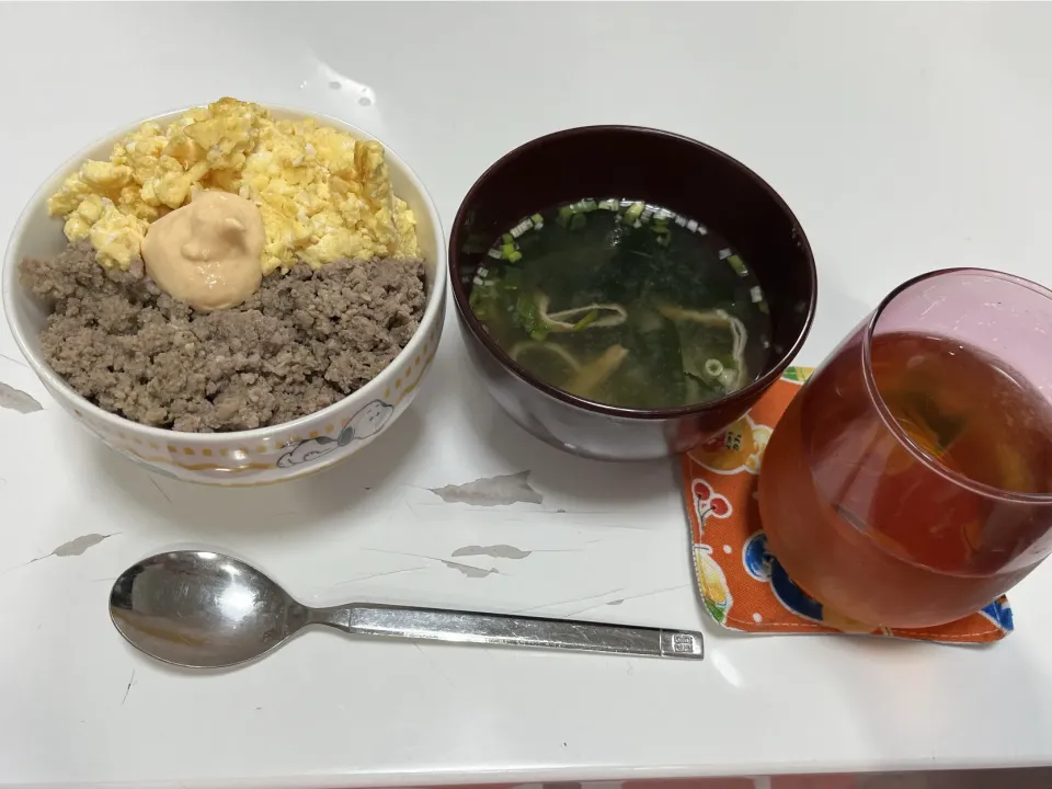 晩御飯☆二色丼☆インスタント味噌汁|Saharaさん