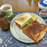 トーストサンドイッチ、チョコレートトースト、沢庵、ホットコーヒー、六条麦茶、明治ブルガリアヨーグルト(朝飯)|enarinさん