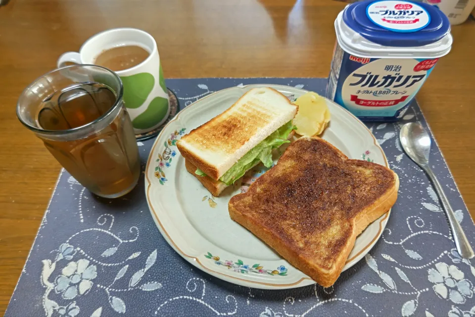 トーストサンドイッチ、チョコレートトースト、沢庵、ホットコーヒー、六条麦茶、明治ブルガリアヨーグルト(朝飯)|enarinさん