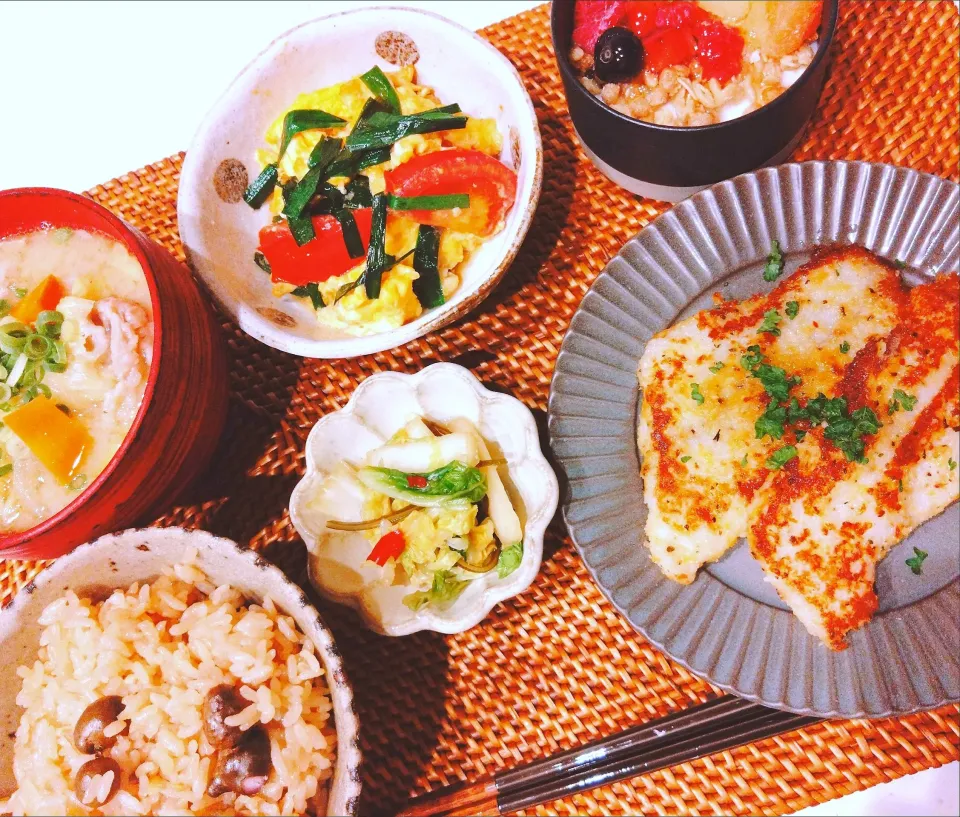 白身魚の香味バターソテー、ニラとトマトの卵炒め、白菜と昆布のお漬物、豚汁、むかごの炊き込みご飯、フルーツグラノーラヨーグルト|samさん