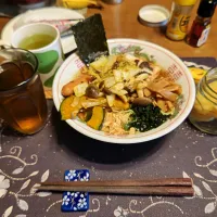 キノコラーメン、沢庵、熱い日本茶、六条麦茶(昼飯)|enarinさん