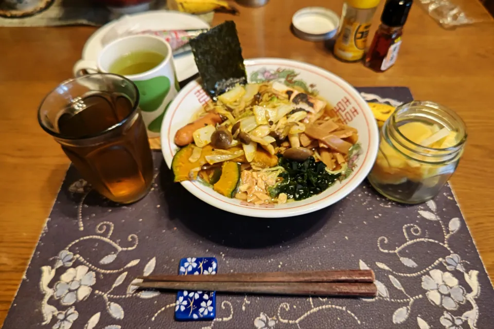 キノコラーメン、沢庵、熱い日本茶、六条麦茶(昼飯)|enarinさん