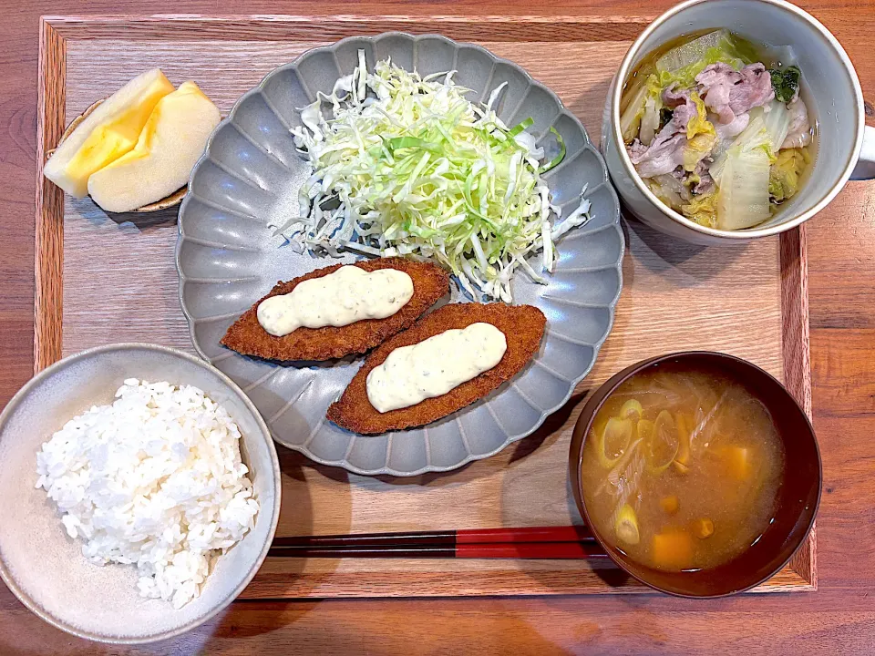 夜ご飯(白身魚フライ、豚肉白菜、なめこ汁、りんご)|cocomikaさん