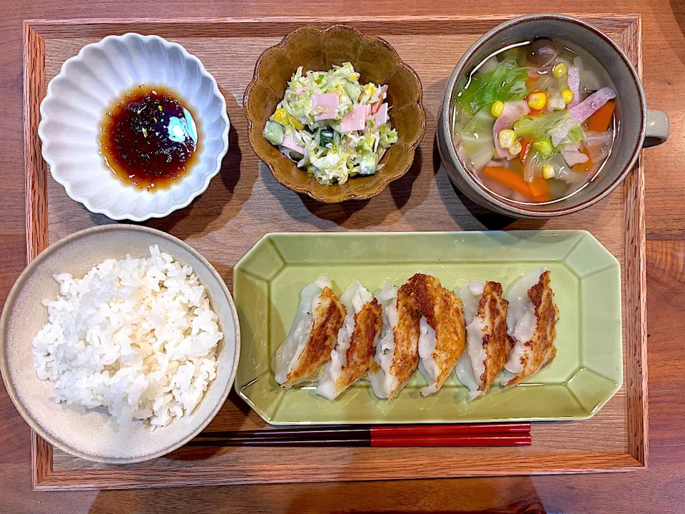 夜ご飯(餃子、コールスロー、野菜スープ)|cocomikaさん