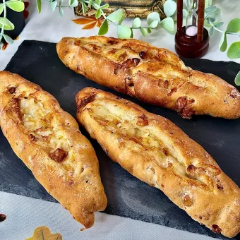 Snapdishの人気料理写真:cocco+さんの料理 朝日が似合うシリーズ・全粒粉のチーズだだもれのバターフィセル✨