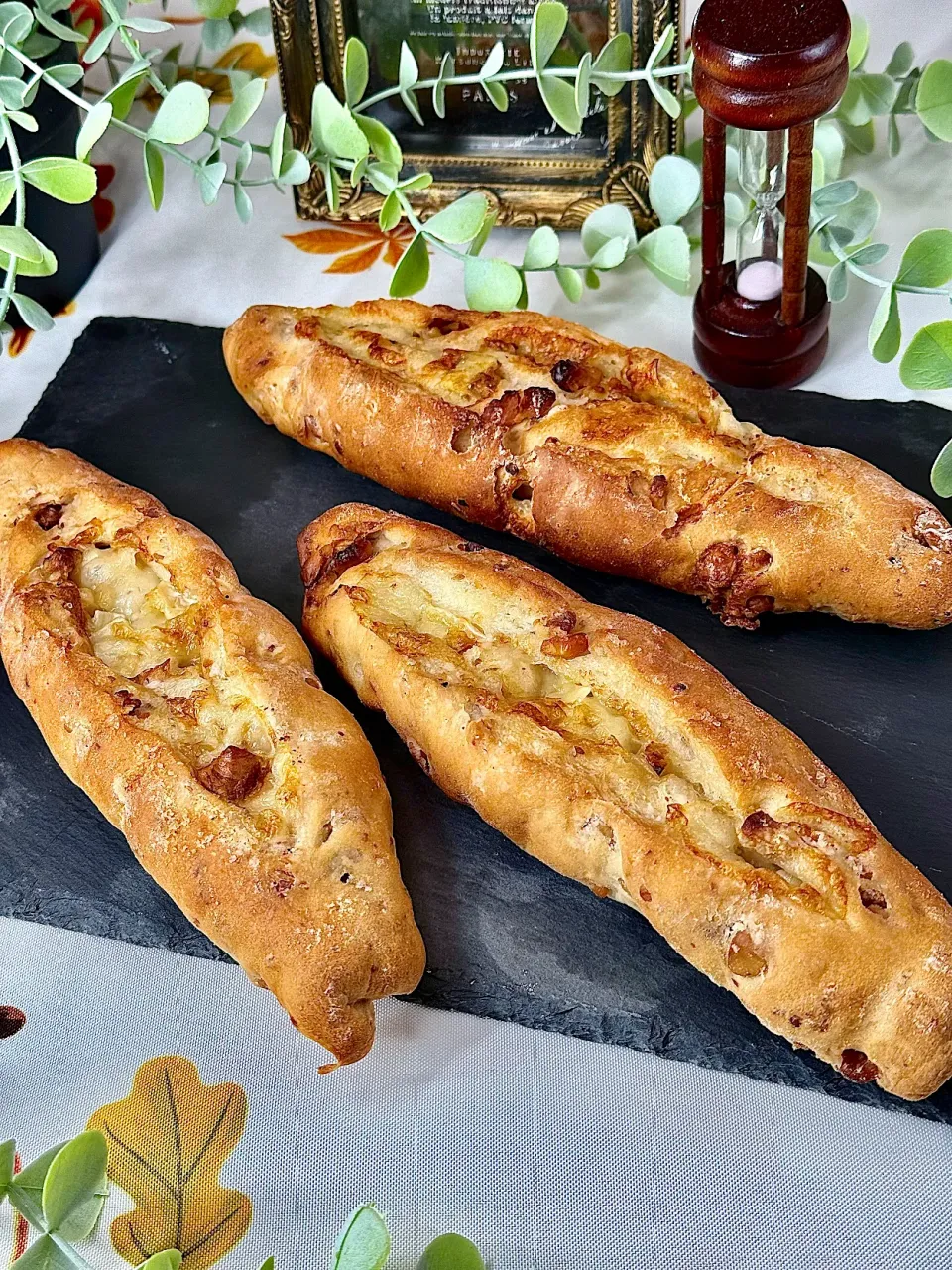 cocco+さんの料理 朝日が似合うシリーズ・全粒粉のチーズだだもれのバターフィセル✨|鬼百合さん