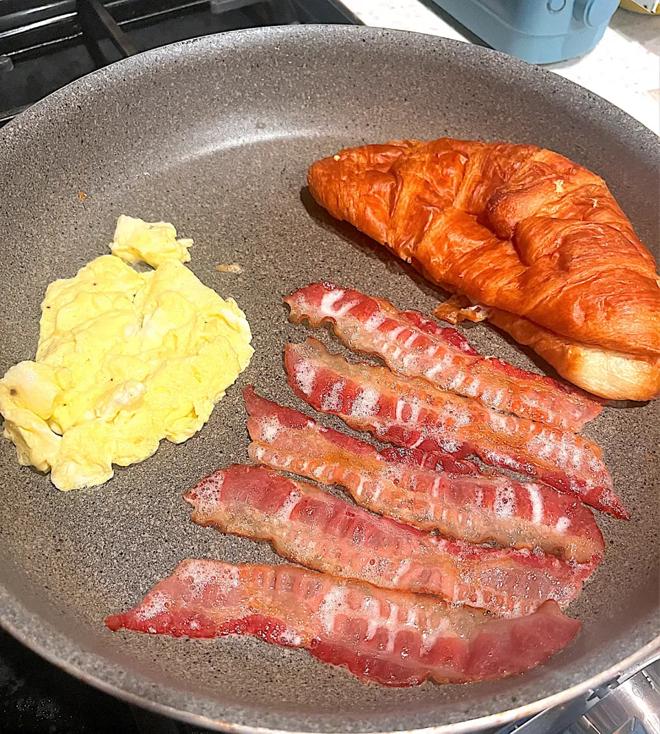 Hello Monday- onepan breakfast 🥚🥓🥐 scramble egg, bacon, croissant|🌺IAnneさん