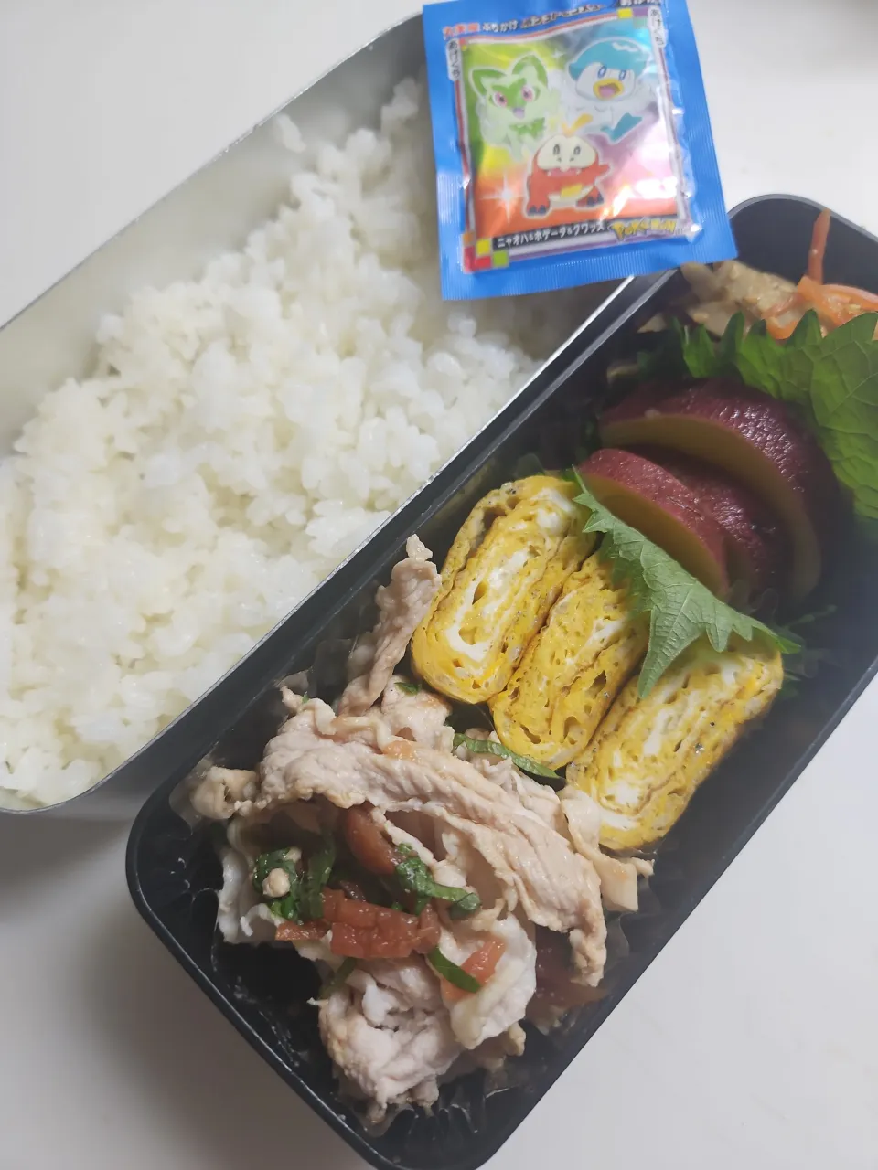 ☆高校生弁当☆ごはん、ふりかけ、金平牛蒡、さつまいもレモン煮、シラス卵焼き、豚しゃぶ梅シソポン酢|ｼｮｺﾗさん