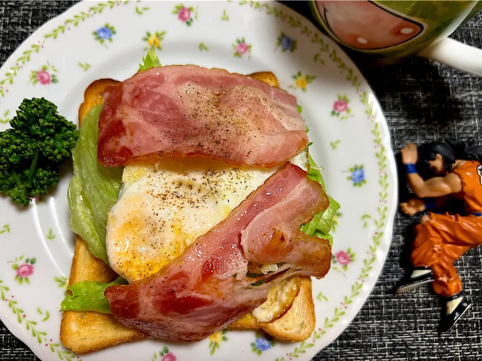 ベーコンエッグトースト ラピュタパンより食べづらい（笑）|須佐浩幸さん