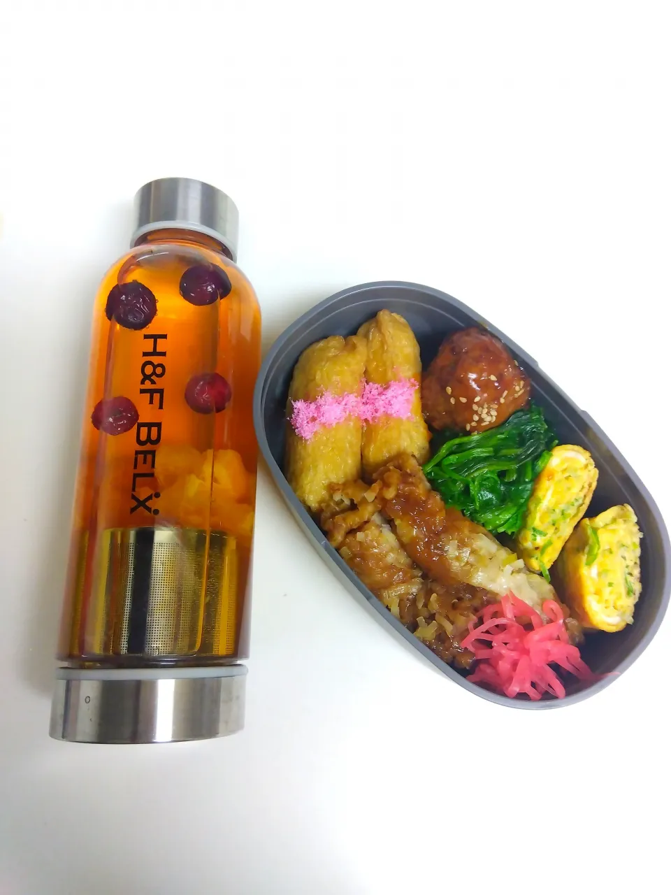 桜でんぶの稲荷寿司、油淋鶏、りんご酢肉団子、ほうれん草のお浸し、ネギ入り卵焼き、紅生姜|mamedaifukuさん