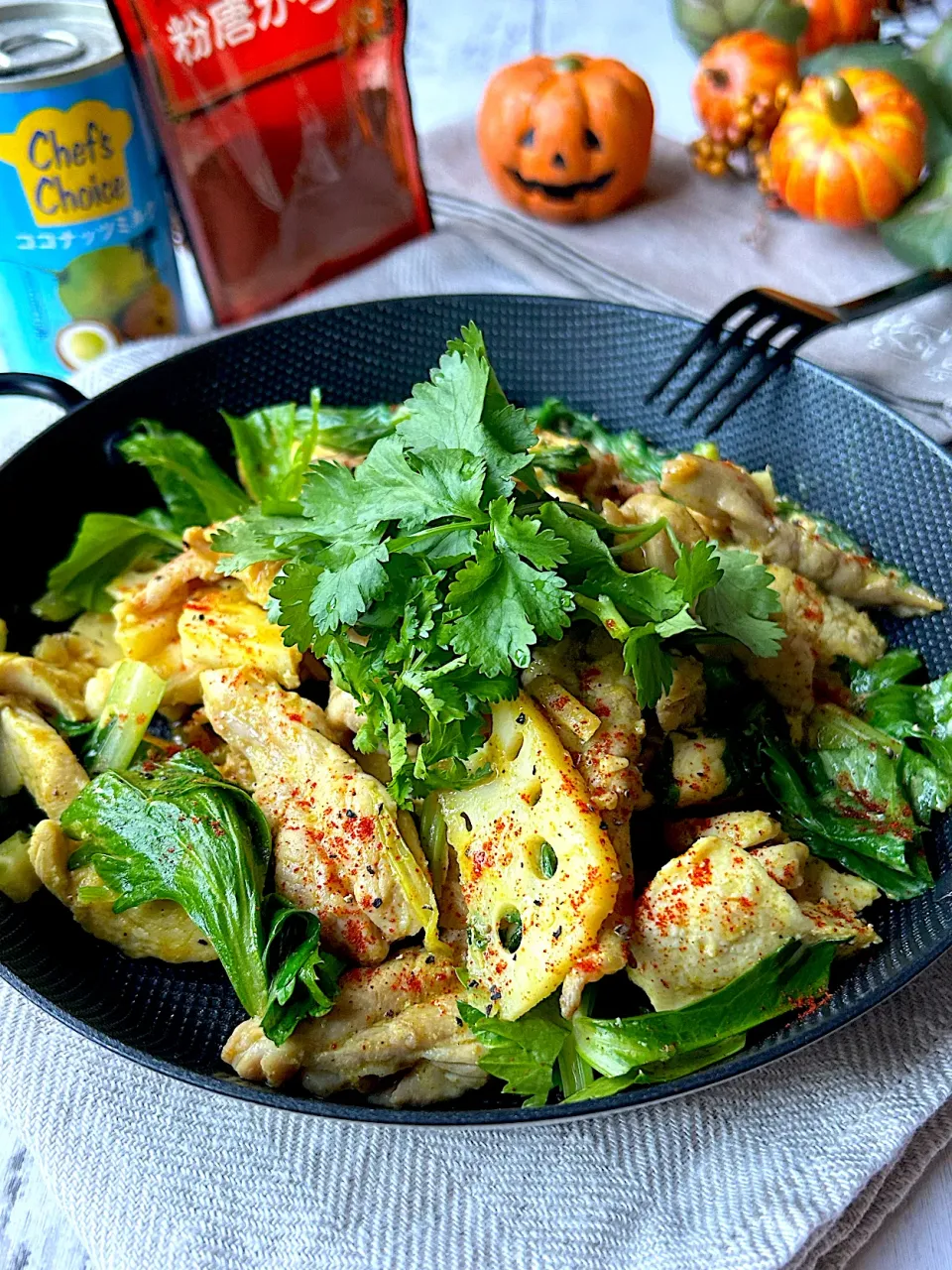 【ユウキ世界の食卓探検隊】せせりとレンコンのココナッツミルク炒め(？)|まなまな♡さん
