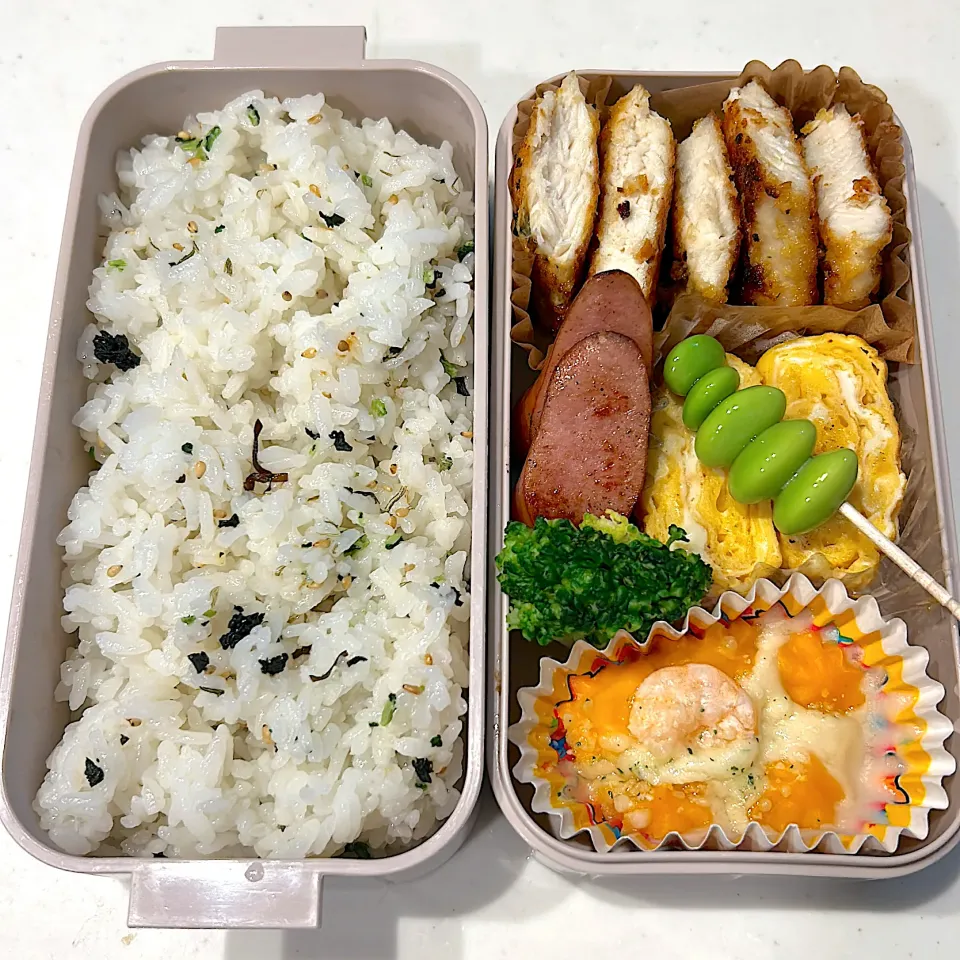 カツレツ
海老グラタン
シャウエッセン
卵焼き
ブロッコリー
枝豆
若菜と昆布ご飯|ayumomさん