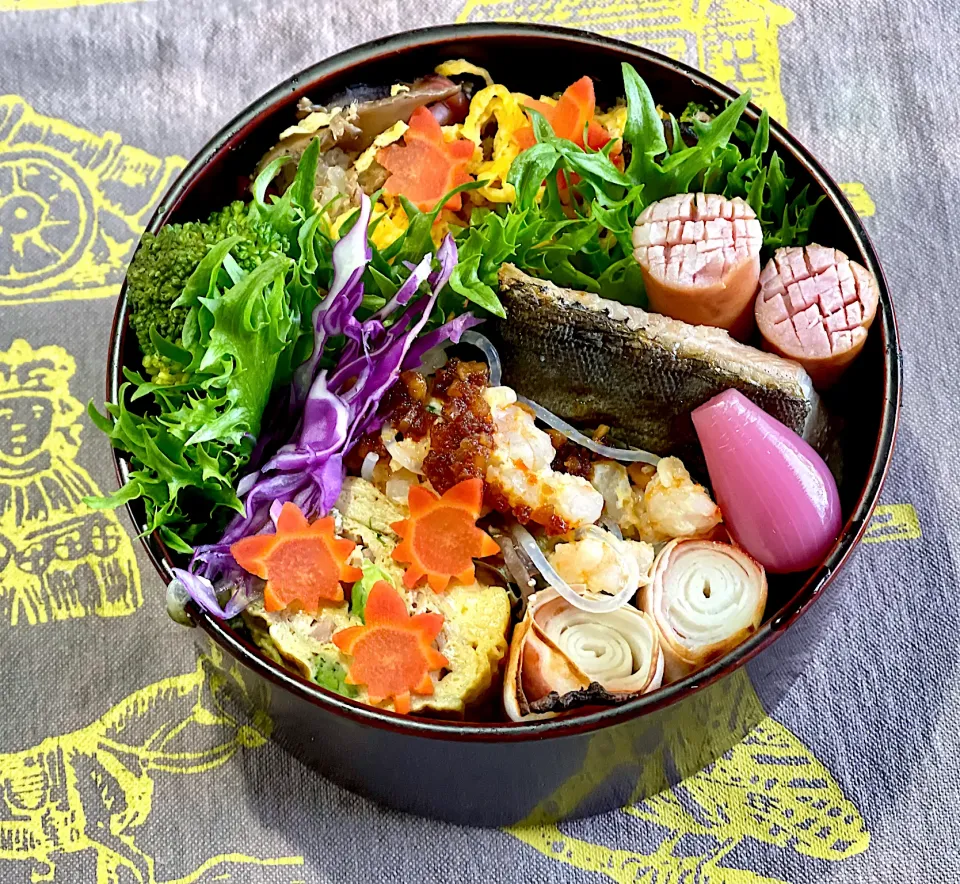 ばら寿司、エビと春雨、紅生姜とえんどう豆の出し巻き卵、|めみさん