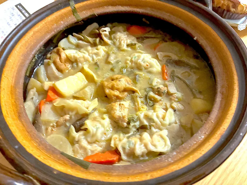 水餃子入り根菜うま味噌鍋。|くろーぶやんさん