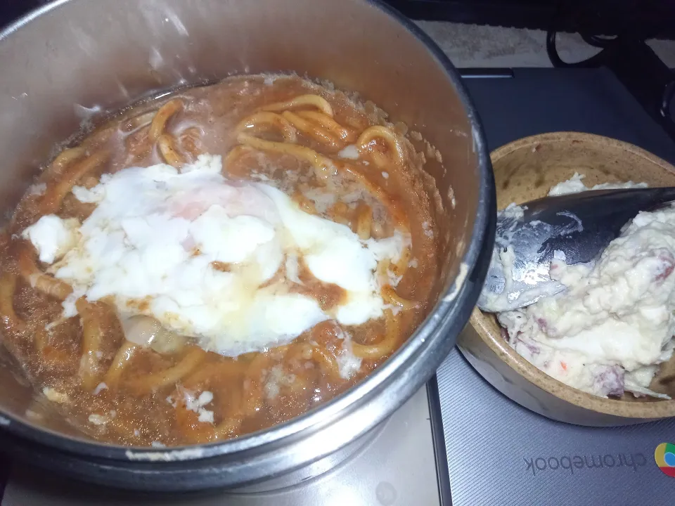 生タマゴ乗せ粉砕ビーフシチュースパゲティ ＆ コストコのポテサラ|darkbaronさん