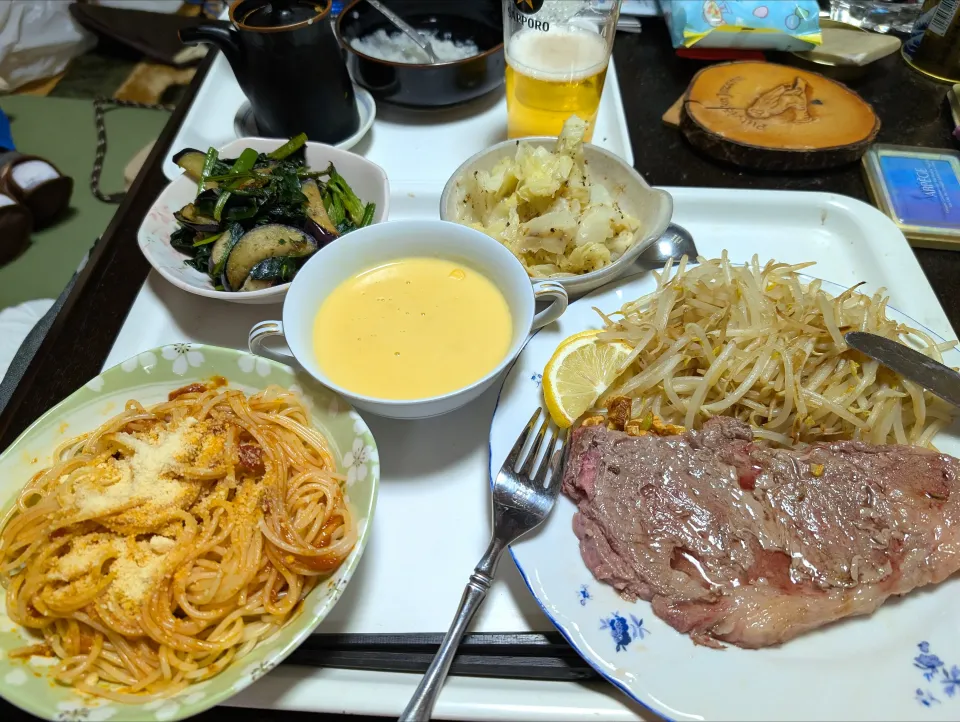 11/16（日）夕食。ビフテキ。コーンスープ。トマトソーススパ。もやし炒め。キャベツのバター煮。ほうれん草となすピーマンのバタ炒め。|へいちゃんさん