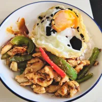 Today's lunch Black pepper chicken bell peppers chilli 🌶️🍗😋✌️💕fried egg rice|🍒lynnlicious🍒さん