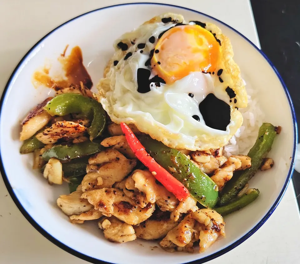 Today's lunch Black pepper chicken bell peppers chilli 🌶️🍗😋✌️💕fried egg rice|🍒lynnlicious🍒さん