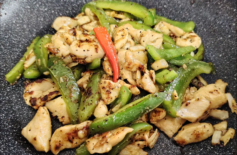 Garlic butter black pepper chicken with green peppers 😋|🍒lynnlicious🍒さん