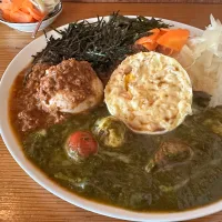 大辛ほうれん草チーズ🌱🧀🔥と極辛キーマクラシックのりだくのあいがけ🔥🌶️🐔🍛味玉・チー玉トッピング🥚🧀🍳ピクルスマシマシ🥒|buhizouさん