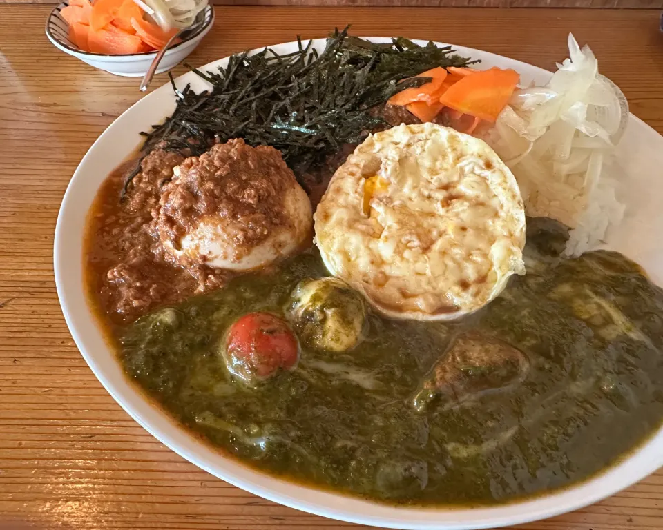 大辛ほうれん草チーズ🌱🧀🔥と極辛キーマクラシックのりだくのあいがけ🔥🌶️🐔🍛味玉・チー玉トッピング🥚🧀🍳ピクルスマシマシ🥒|buhizouさん
